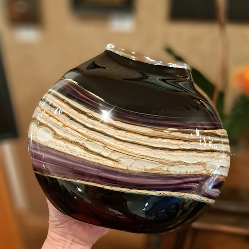 Click to view detail for GBG-052 Flat Vase Onyx and Purple $625